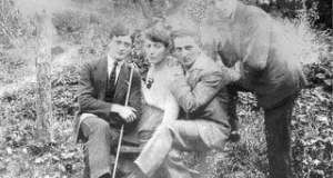 Szlomo Bierzwiński (pierwszy z lewej) z krewnymi, ok. 1920 r., czasy nauki w Handlówce w Kole.